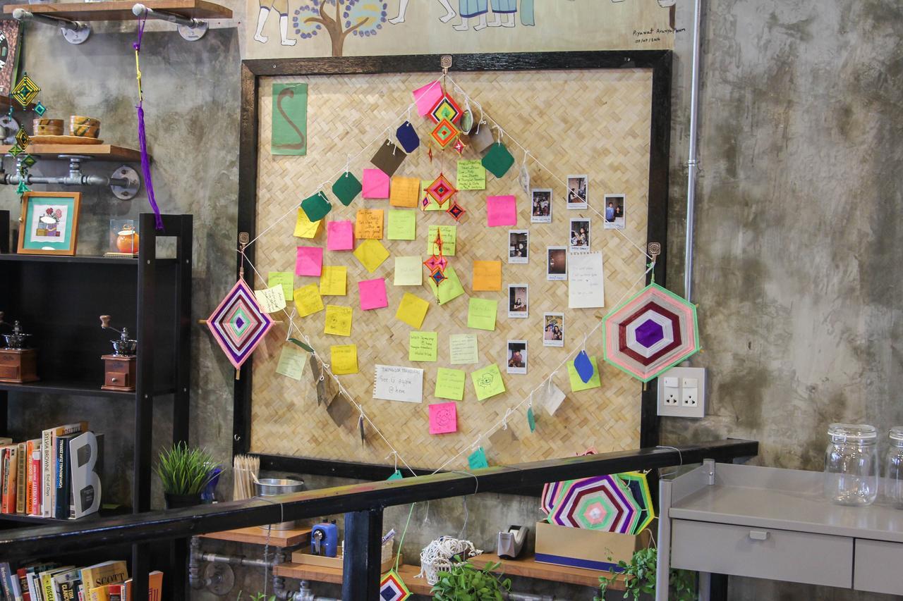 Thonglor Travellers Hostel And Cafe Bangkok Exterior photo