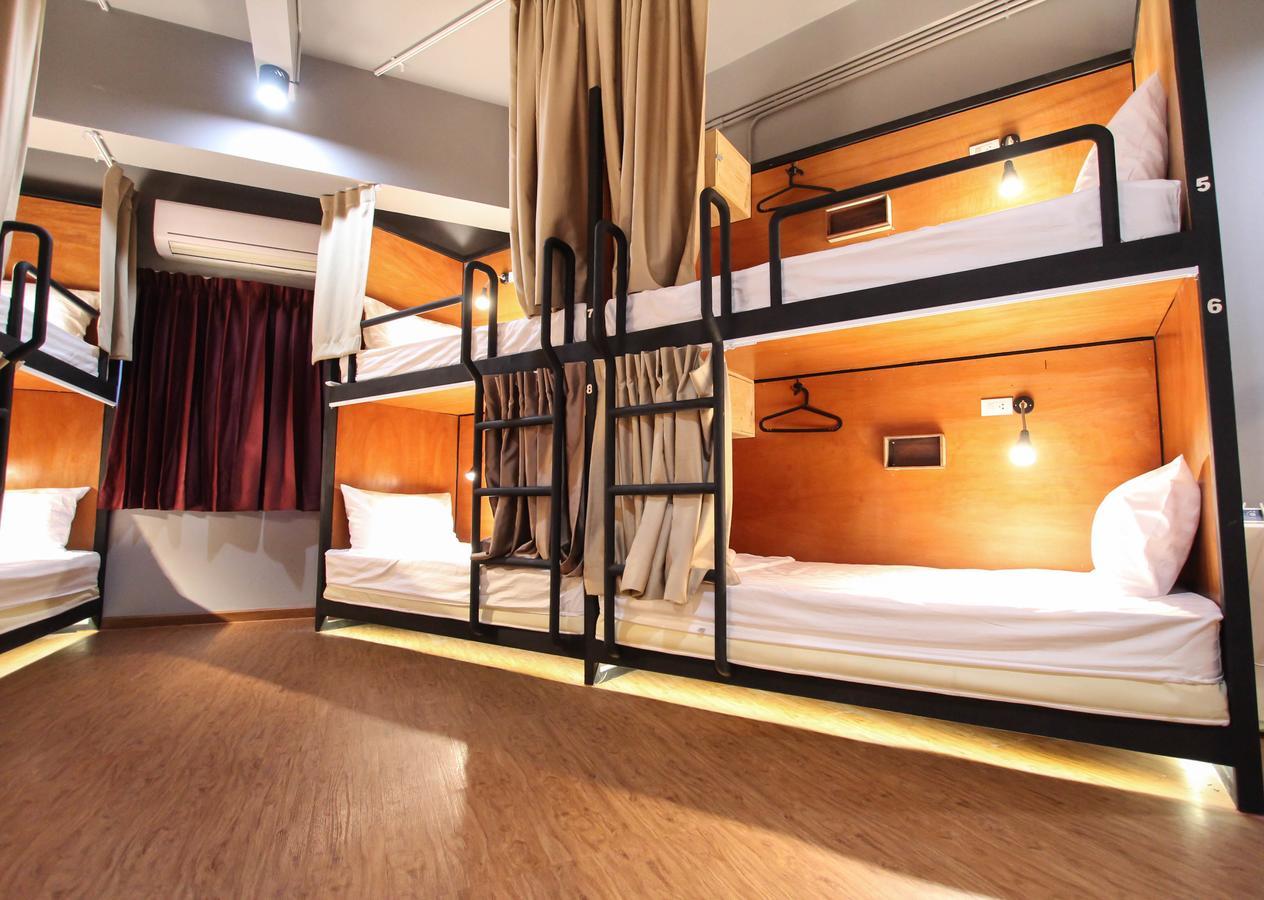 Thonglor Travellers Hostel And Cafe Bangkok Exterior photo
