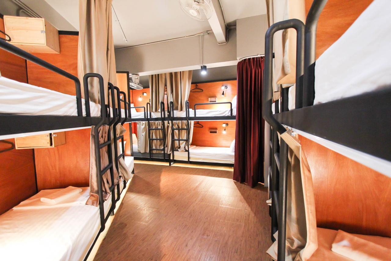 Thonglor Travellers Hostel And Cafe Bangkok Exterior photo