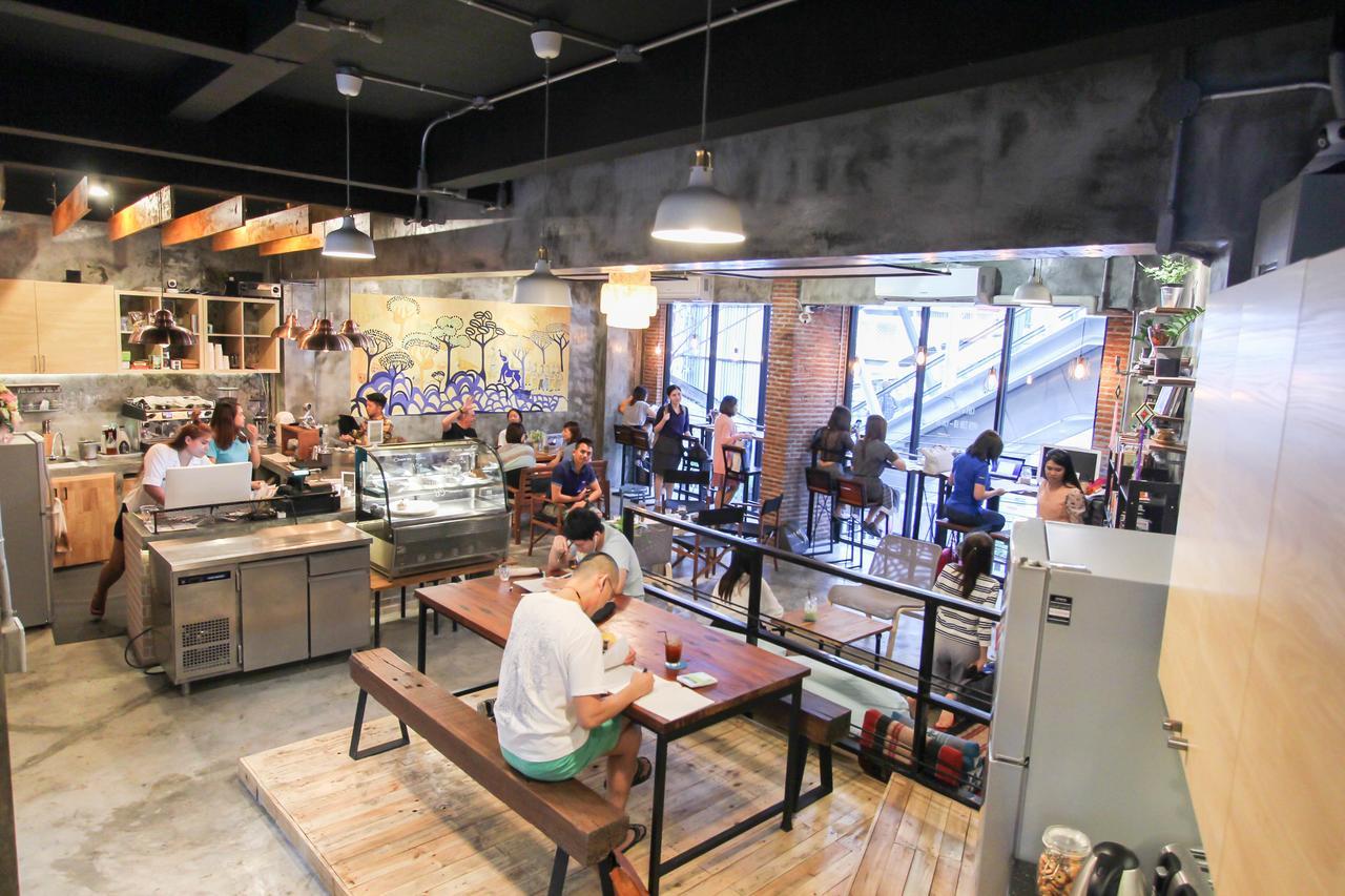 Thonglor Travellers Hostel And Cafe Bangkok Exterior photo