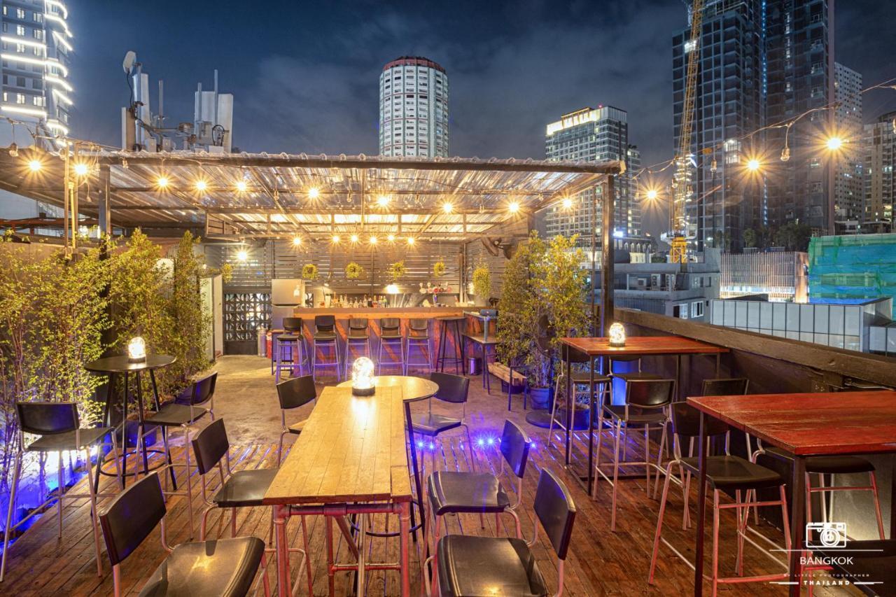Thonglor Travellers Hostel And Cafe Bangkok Exterior photo