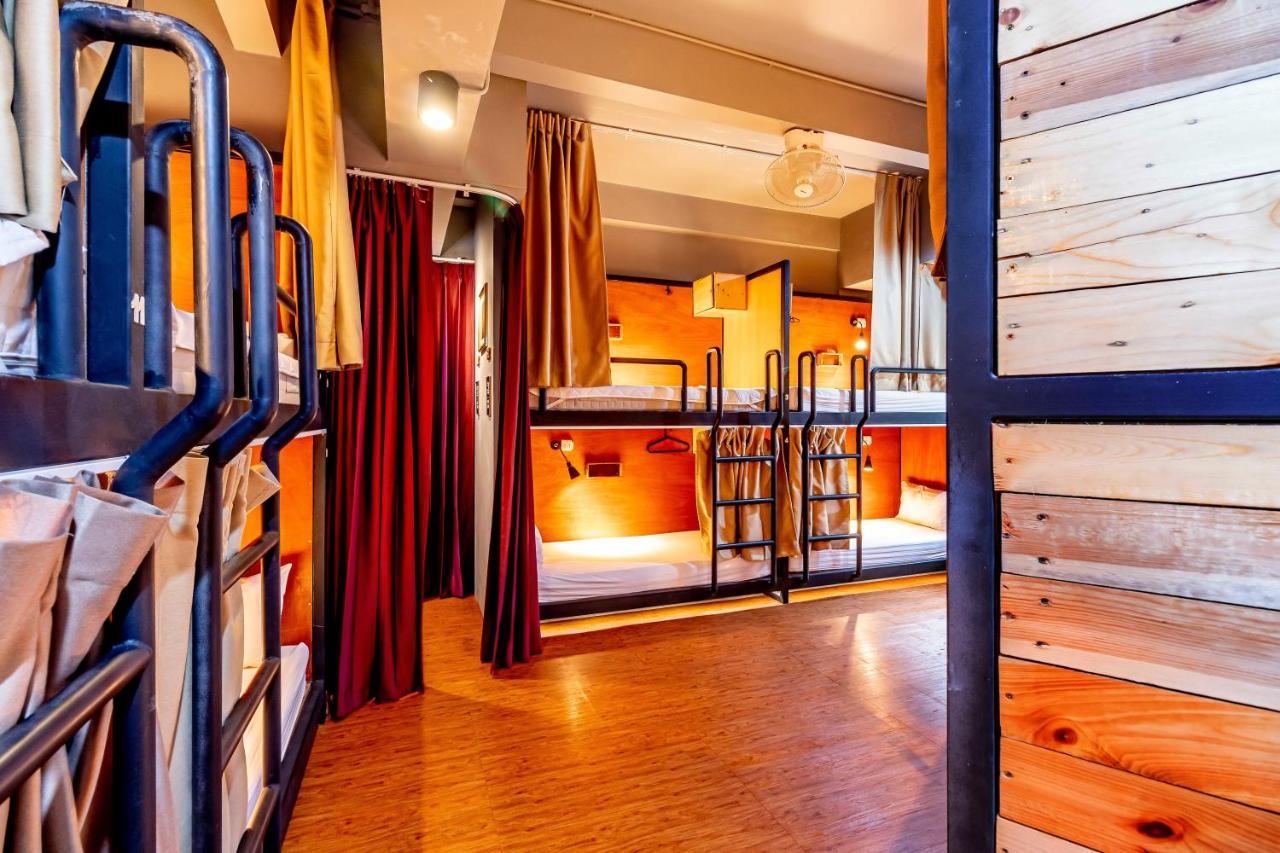 Thonglor Travellers Hostel And Cafe Bangkok Exterior photo