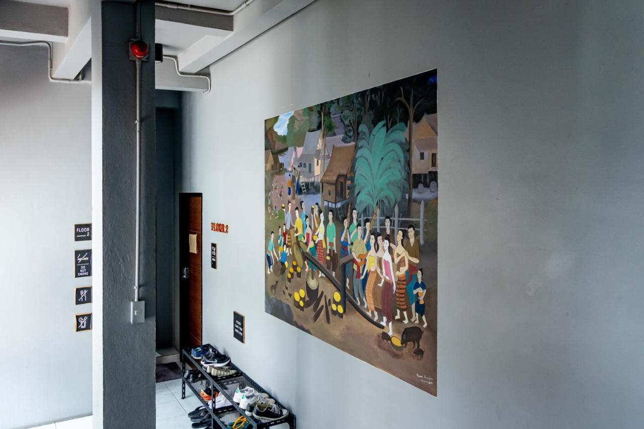 Thonglor Travellers Hostel And Cafe Bangkok Exterior photo
