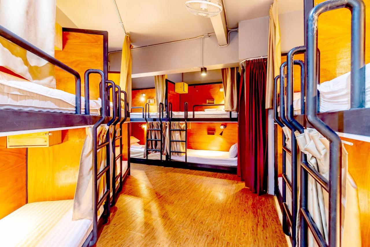 Thonglor Travellers Hostel And Cafe Bangkok Exterior photo