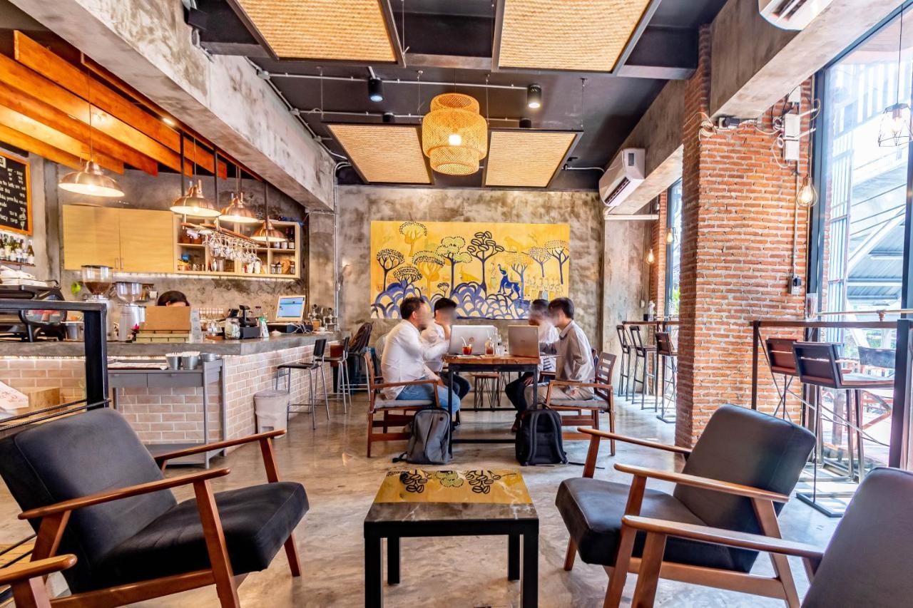 Thonglor Travellers Hostel And Cafe Bangkok Exterior photo