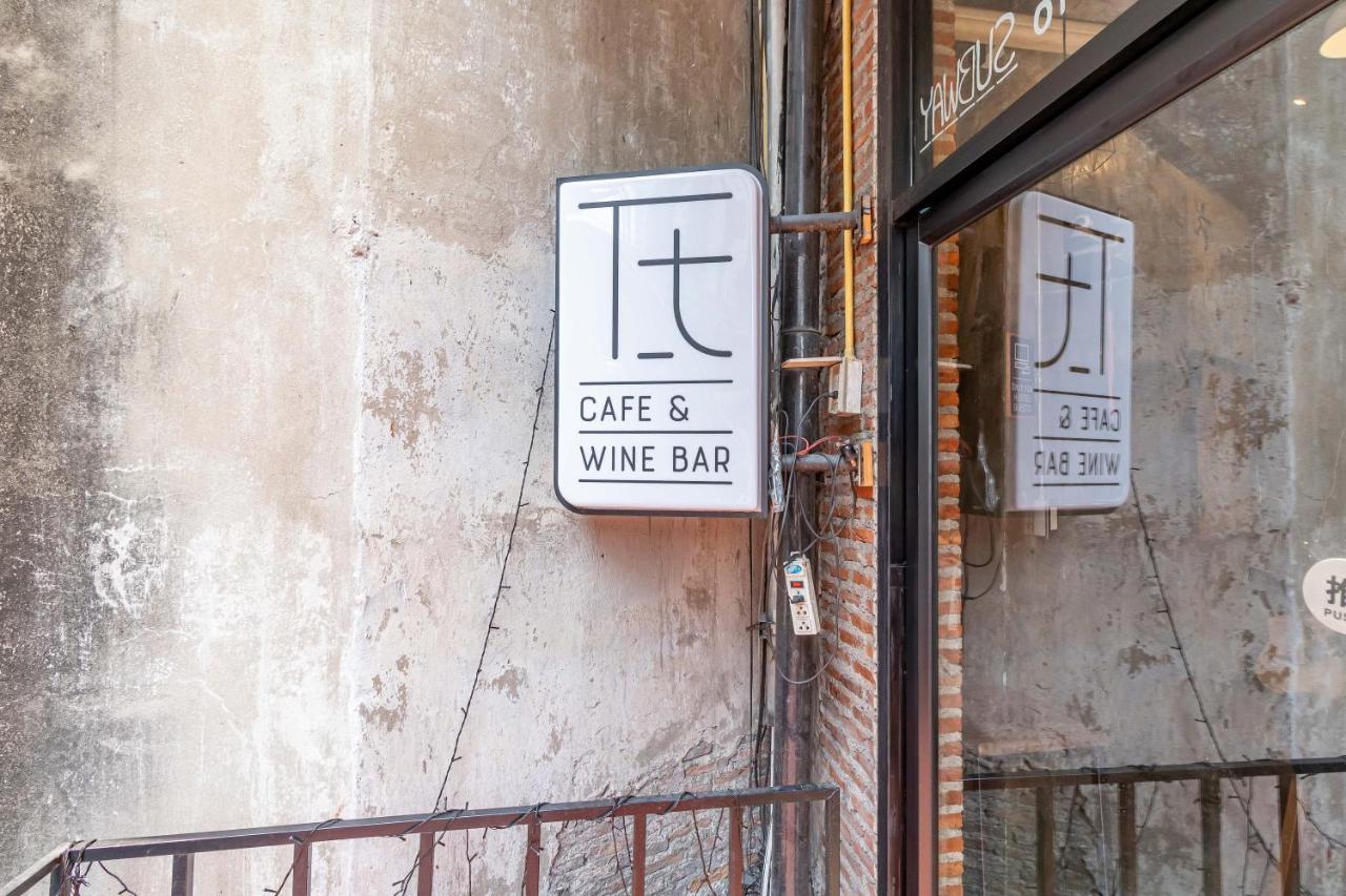 Thonglor Travellers Hostel And Cafe Bangkok Exterior photo