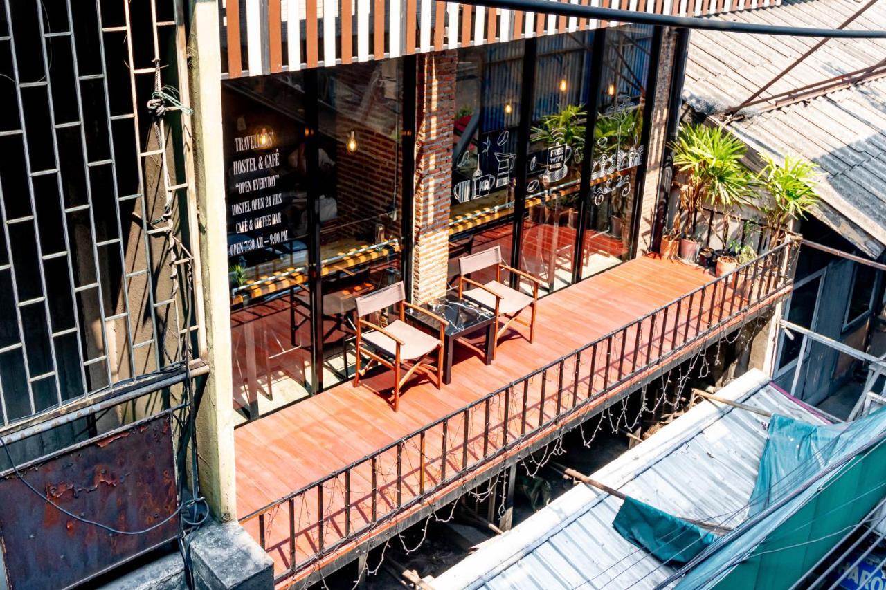 Thonglor Travellers Hostel And Cafe Bangkok Exterior photo