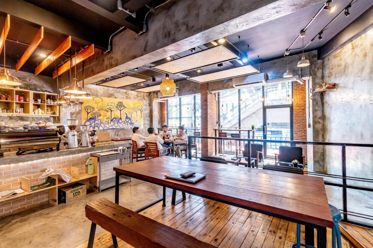 Thonglor Travellers Hostel And Cafe Bangkok Exterior photo