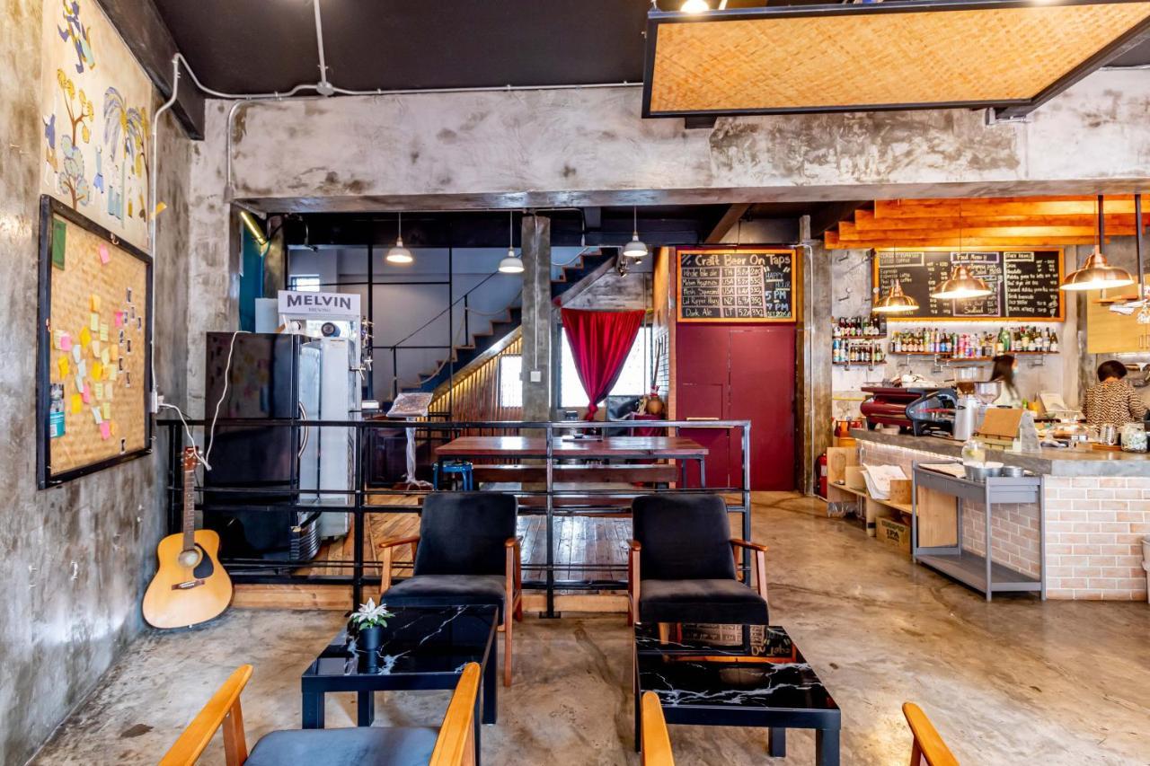 Thonglor Travellers Hostel And Cafe Bangkok Exterior photo