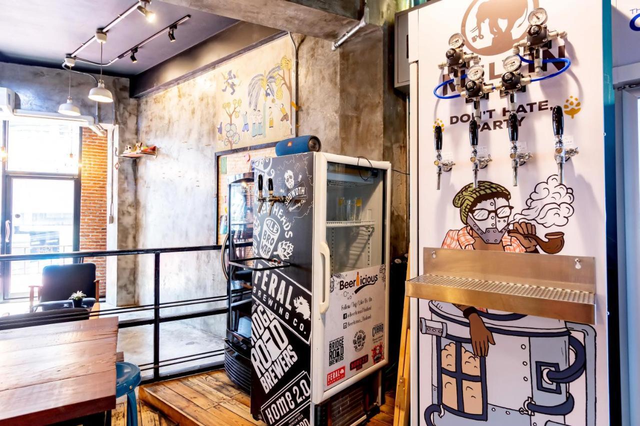 Thonglor Travellers Hostel And Cafe Bangkok Exterior photo