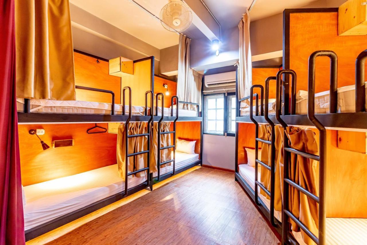 Thonglor Travellers Hostel And Cafe Bangkok Exterior photo